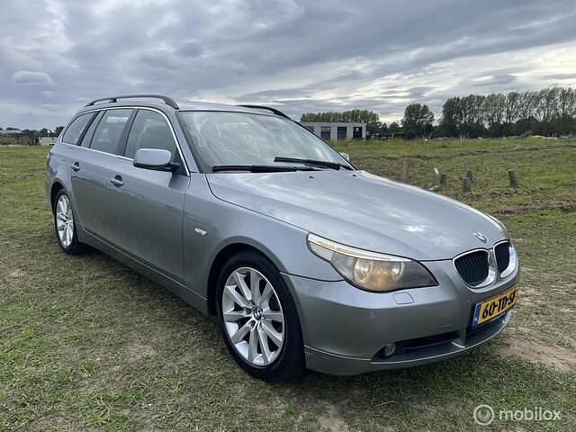 Grijs Gebruikt 2006 BMW 523 Executive Stationwagen | € 3.199 (Goede deal) - Afbeelding 1/4