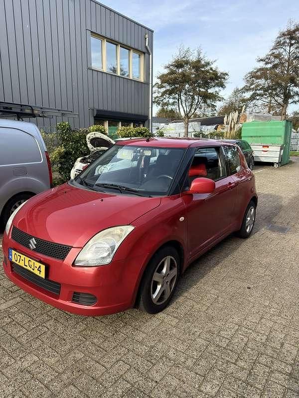 Rood Gebruikt 2007 Suzuki Swift Hatchback | € 2.000 (Eerlijke prijs) - Afbeelding 1/4