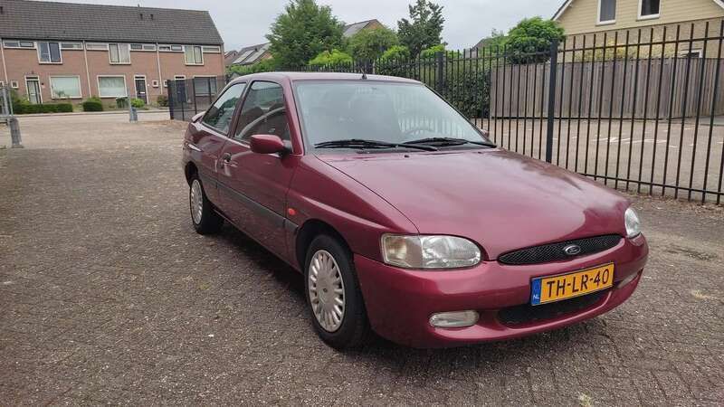 Rood Gebruikt 1998 Ford Escort Coupé | € 2.950 - Afbeelding 1/4