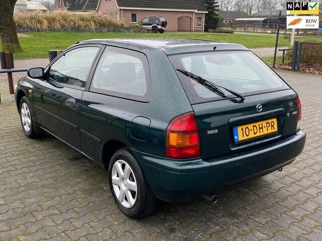 Groen, metallic lak Gebruikt 1999 Mazda 323 Hatchback | € 1.899 (Iets duurder) - Afbeelding 1/4