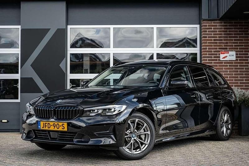 Zwart Gebruikt 2022 BMW 330e Sport Line Stationwagen | € 32.900 (Eerlijke prijs) - Afbeelding 1/4
