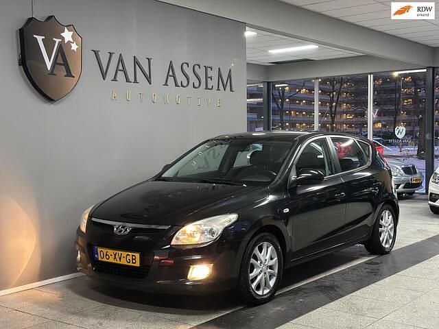 Zwart Occasion 2007 Hyundai i30 Dynamiq Hatchback | € 1.995 (Eerlijke prijs) - Afbeelding 1/4