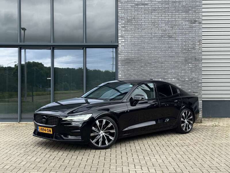 Zwart Gebruikt 2020 Volvo S60 R-Design Sedan | € 20.950 (Eerlijke prijs) - Afbeelding 1/4