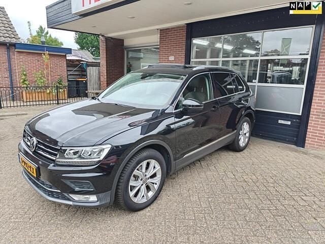 Zwart Gebruikt 2017 VW Tiguan Highline SUV | € 19.850 (Eerlijke prijs) - Afbeelding 1/4