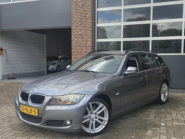 Grijs Gebruikt 2010 BMW 318 Stationwagen | € 7.950 (Duur) - Afbeelding 1/4