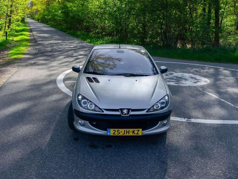 Grijs Gebruikt 2002 Peugeot 206 Cabriolet | € 2.000 (Iets duurder) - Afbeelding 1/4
