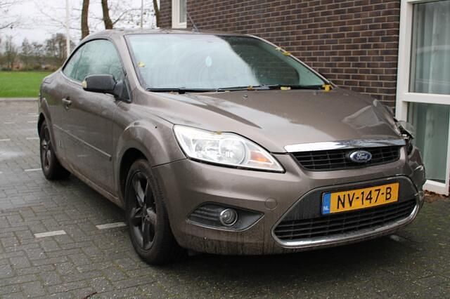 Bruin (metallic) Gebruikt 2008 Ford Focus Cabriolet Trend Cabriolet | € 1.250 (Goede deal) - Afbeelding 1/4