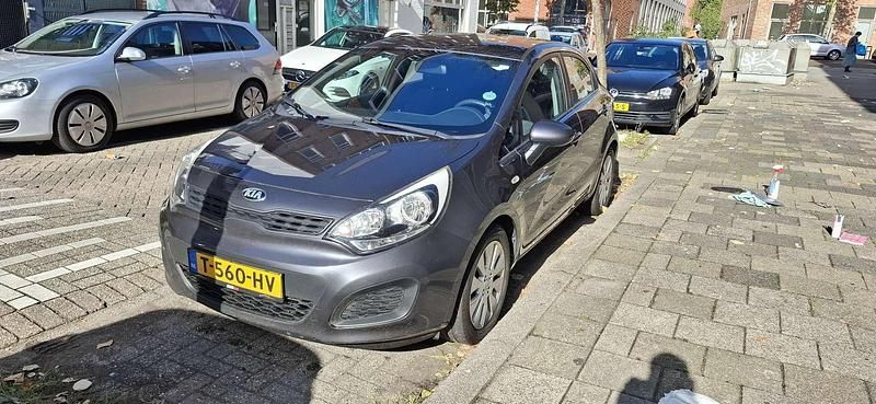 Grijs Gebruikt 2014 Kia Rio MPV | € 5.800 (Eerlijke prijs) - Afbeelding 1/4