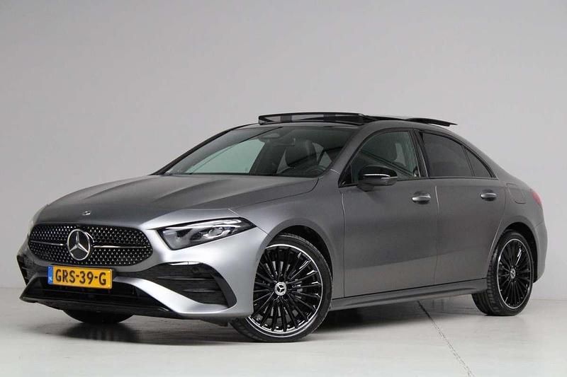Grijs Gebruikt 2024 Mercedes A250 AMG line Sedan | € 38.945 (Duur) - Afbeelding 1/4