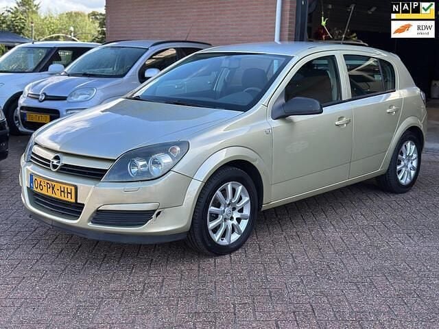 Geel Gebruikt 2004 Opel Astra Enjoy Hatchback | € 1.450 (Goede deal) - Afbeelding 1/4