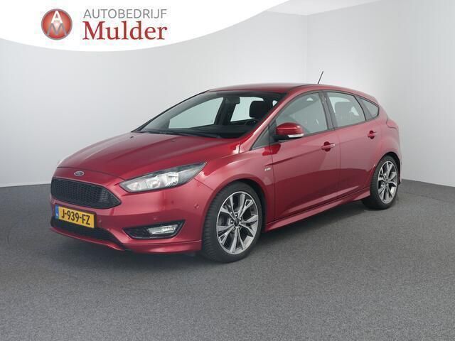 Rood Gebruikt 2017 Ford Focus ST-Line Sedan | € 13.945 (Eerlijke prijs) - Afbeelding 1/4