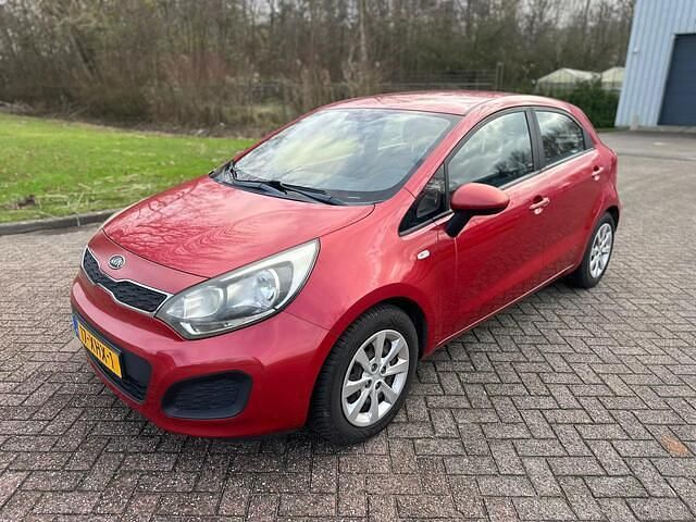 Rood Occasion 2012 Kia Rio Hatchback | € 3.899 (Eerlijke prijs) - Afbeelding 1/4