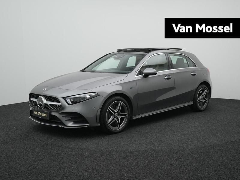 Grijs Gebruikt 2021 Mercedes A250 AMG line Hatchback | € 31.900 (Eerlijke prijs) - Afbeelding 1/4