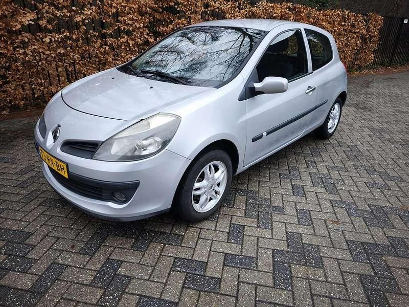 Occasion Renault Clio II 75 PK (55 kW) 2005 Grijs Hatchback