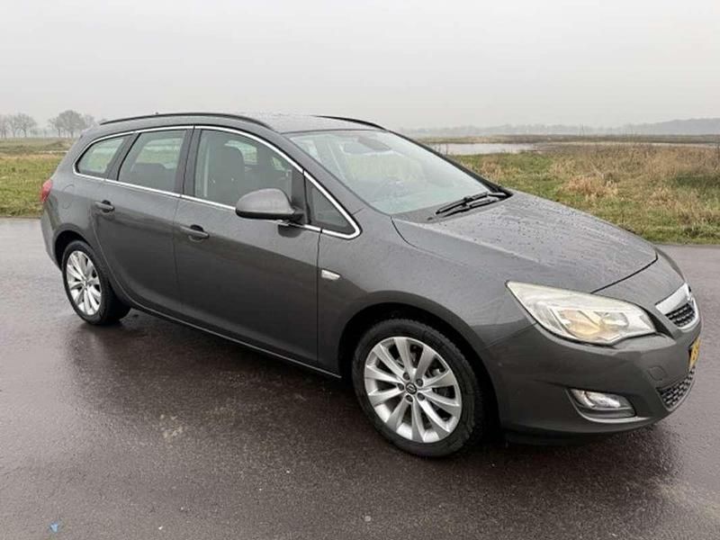 Grijs Occasion 2013 Opel Astra Edition Stationwagen | € 4.000 (Goede deal) - Afbeelding 1/4