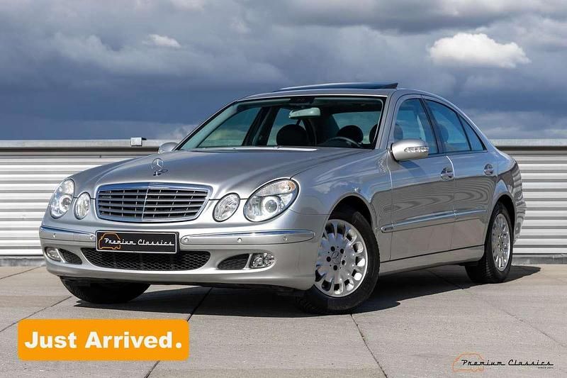 Zilver Gebruikt 2005 Mercedes E350 Elegance Sedan | € 12.950 (Eerlijke prijs) - Afbeelding 1/4