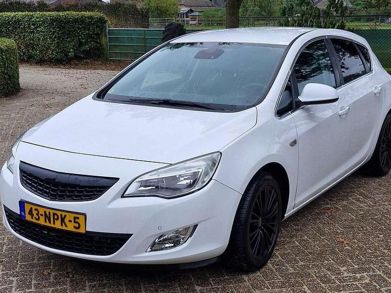 Wit Gebruikt 2010 Opel Astra Cosmo Hatchback | € 3.250 (Eerlijke prijs) - Afbeelding 1/4