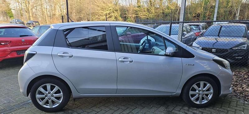 Occasion Toyota Yaris Hybrid 75 PK (55 kW) 2014 Grijs (metallic) Hatchback