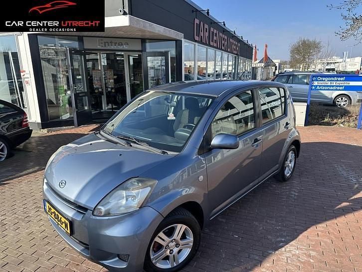 Grijs, metallic lak Gebruikt 2008 Daihatsu Sirion Hatchback | € 2.950 (Iets duurder) - Afbeelding 1/4