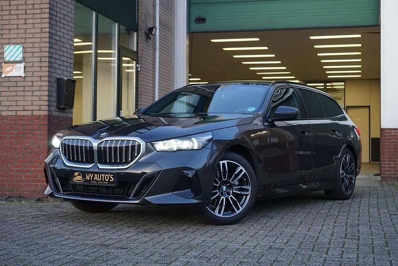 Grijs Occasion 2025 BMW 520 M Sport Stationwagen | € 57.900 (Super prijs) - Afbeelding 1/4