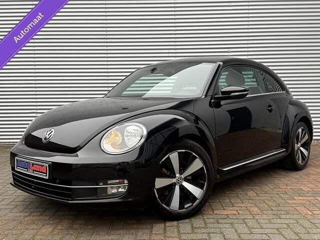 Zwart (metallic) Occasion 2012 VW Beetle Sportline Hatchback | € 9.750 - Afbeelding 1/4