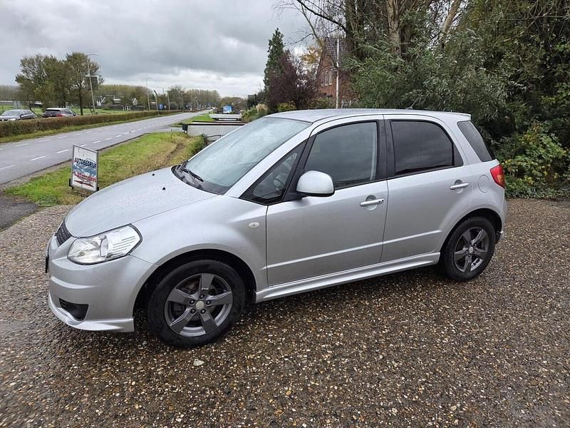 Grijs (metallic) Gebruikt 2011 Suzuki SX4 MPV | € 4.950 (Eerlijke prijs) - Afbeelding 1/4