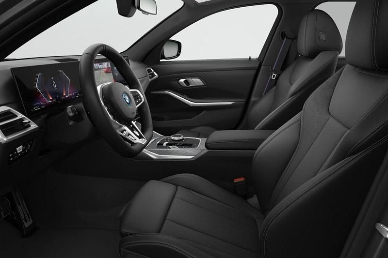 Nieuw BMW 330e M Sport 292 PK (214 kW) 2026 Saphirschwarz metallic (zwart metallic) Stationwagen