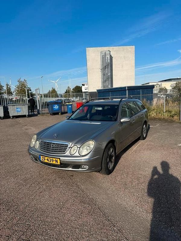 Grijs Gebruikt 2004 Mercedes E240 Elegance Stationwagen | € 3.499 (Eerlijke prijs) - Afbeelding 1/4