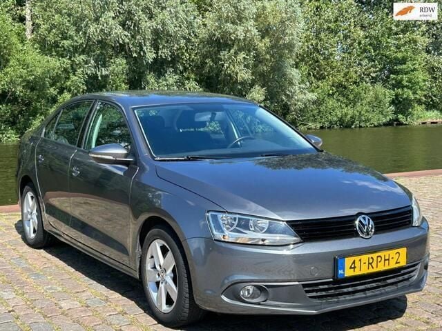 Grijs Gebruikt 2011 VW Jetta Trendline Sedan | € 8.499 (Eerlijke prijs) - Afbeelding 1/4