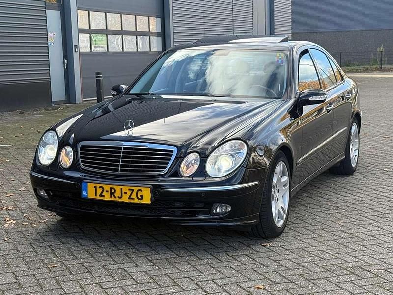 Zwart Occasion 2005 Mercedes E350 Avantgarde Sedan | € 6.999 (Iets duurder) - Afbeelding 1/4