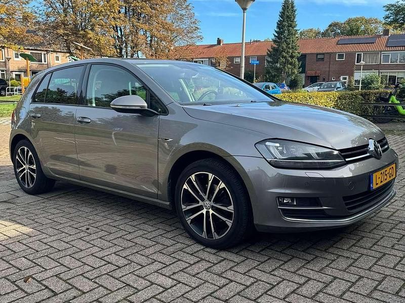 Grijs Gebruikt 2015 VW Golf VII LOUNGE Hatchback | € 9.950 (Eerlijke prijs) - Afbeelding 1/4