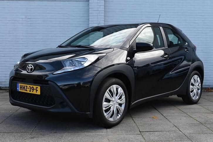 Zwart, metallic lak Nieuw 2025 Toyota Aygo X Play SUV | € 19.999 - Afbeelding 1/4