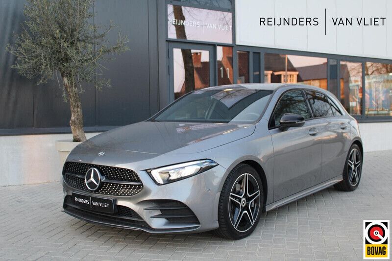 Grijs Gebruikt 2022 Mercedes A180 Business Hatchback | € 28.890 (Eerlijke prijs) - Afbeelding 1/4