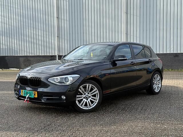 Zwart Occasion 2011 BMW 118 Hatchback | € 6.150 (Eerlijke prijs) - Afbeelding 1/4