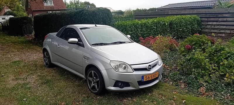Grijs Gebruikt 2004 Opel Tigra Enjoy Cabriolet | € 1.000 (Goede deal) - Afbeelding 1/4