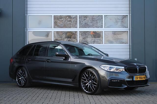 Grijs Occasion 2019 BMW 520 Executive Stationwagen | € 26.950 (Iets duurder) - Afbeelding 1/4