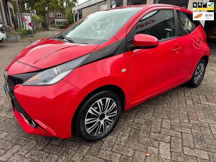 Rood Gebruikt 2015 Toyota Aygo X-play Hatchback | € 6.950 (Goede deal) - Afbeelding 1/4