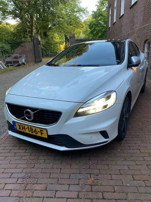 Wit Occasion 2019 Volvo V40 MPV | € 14.900 (Eerlijke prijs) - Afbeelding 1/4