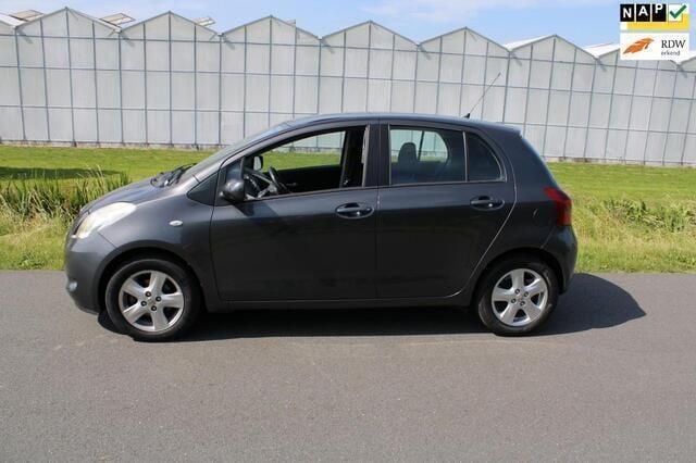 Grijs, metallic lak Gebruikt 2008 Toyota Yaris Luna Hatchback | € 6.750 (Eerlijke prijs) - Afbeelding 1/4