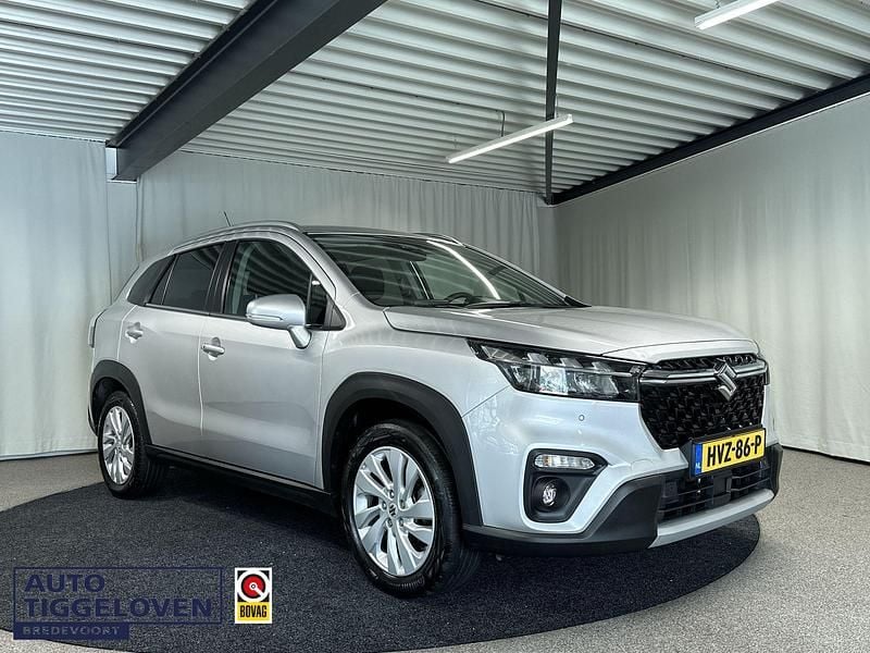 Grijs Gebruikt 2023 Suzuki SX4 S-Cross SUV | € 26.595 (Eerlijke prijs) - Afbeelding 1/4