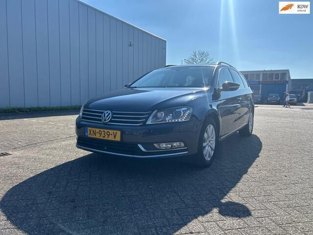 Blauw, metallic lak Gebruikt 2014 VW Passat Highline Stationwagen | € 7.245 (Eerlijke prijs) - Afbeelding 1/4