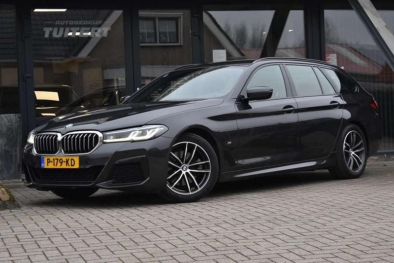 Grijs (metallic) Occasion 2022 BMW 520 M Sport Stationwagen | € 36.945 (Eerlijke prijs) - Afbeelding 1/4