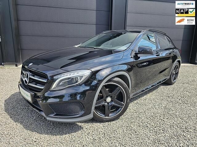 Zwart Gebruikt 2017 Mercedes GLA180 AMG SUV | € 16.940 (Eerlijke prijs) - Afbeelding 1/4