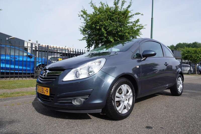 Grijs, metallic lak Gebruikt 2010 Opel Corsa Enjoy Hatchback | € 3.445 (Goede deal) - Afbeelding 1/4