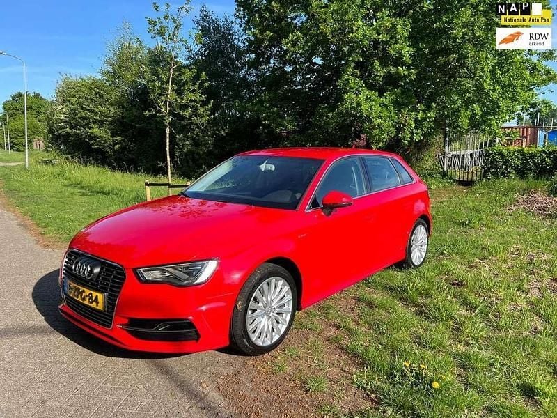 Rood Gebruikt 2015 Audi A3 Sportback e-tron Attraction Sedan | € 12.999 (Eerlijke prijs) - Afbeelding 1/4