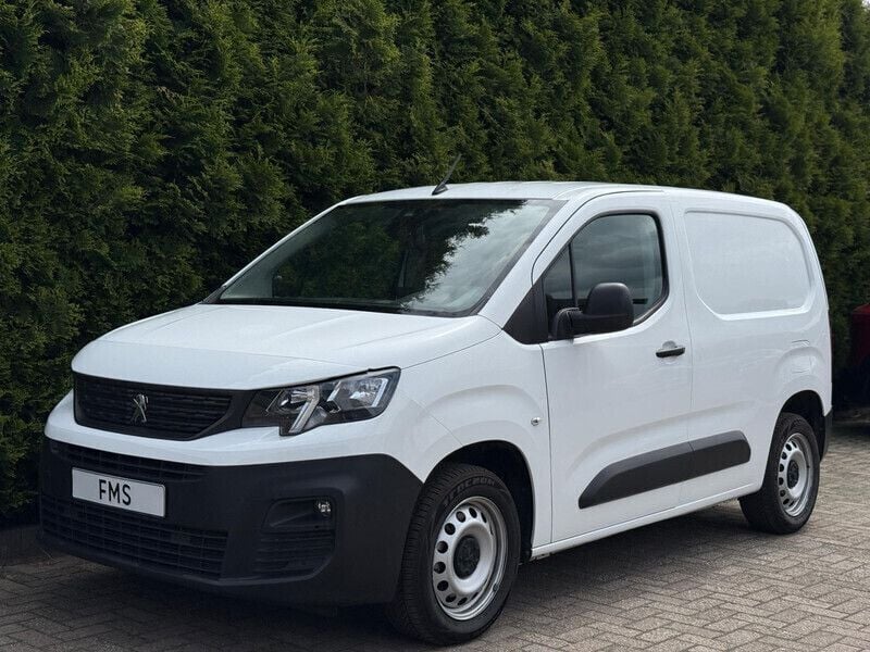 Wit Gebruikt 2021 Peugeot Partner Premium MPV | € 19.890 (Iets duurder) - Afbeelding 1/4