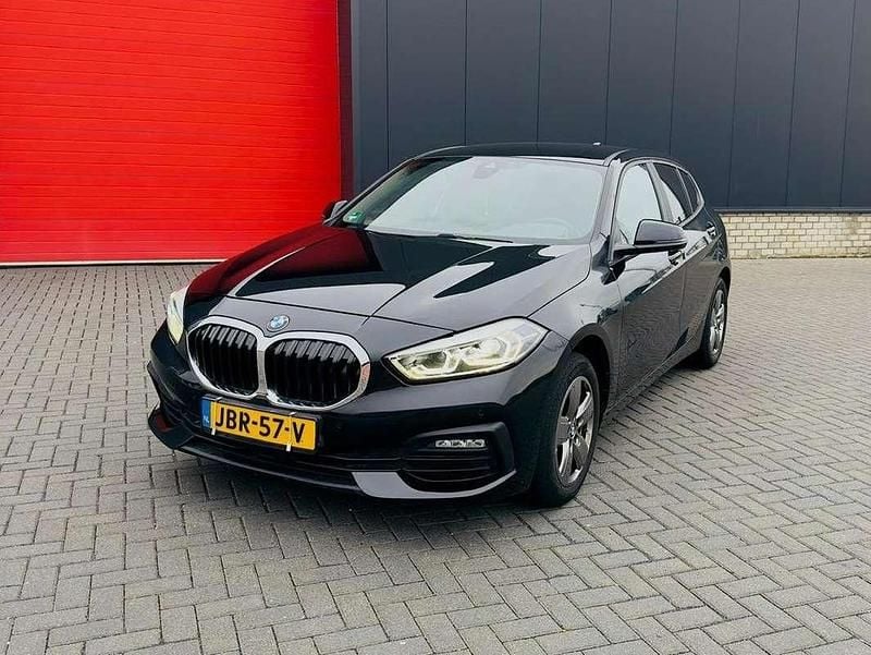 Zwart Gebruikt 2023 BMW 118 Hatchback | € 23.250 (Super prijs) - Afbeelding 1/4