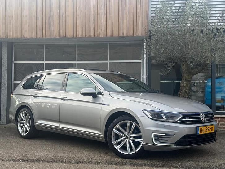 Grijs Occasion 2015 VW Passat Highline Stationwagen | € 8.500 (Goede deal) - Afbeelding 1/4