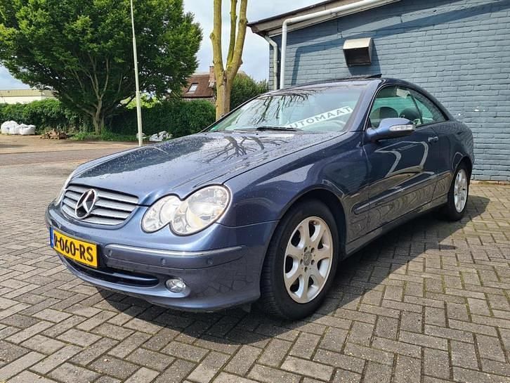 Blauw (metallic) Occasion 2002 Mercedes CLK240 Elegance Coupé | € 8.749 (Duur) - Afbeelding 1/4