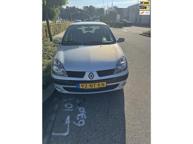 Grijs Gebruikt 2004 Renault Clio II Dynamique Hatchback | € 2.000 (Eerlijke prijs) - Afbeelding 1/4
